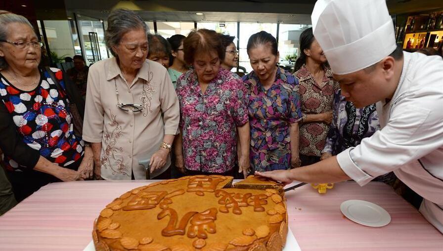 马来西亚史上最贵月饼出炉 单个售价超6000大洋